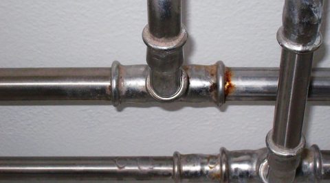 Spaltekorrosion i rustfrit stål i en brugsvandsinstallation
